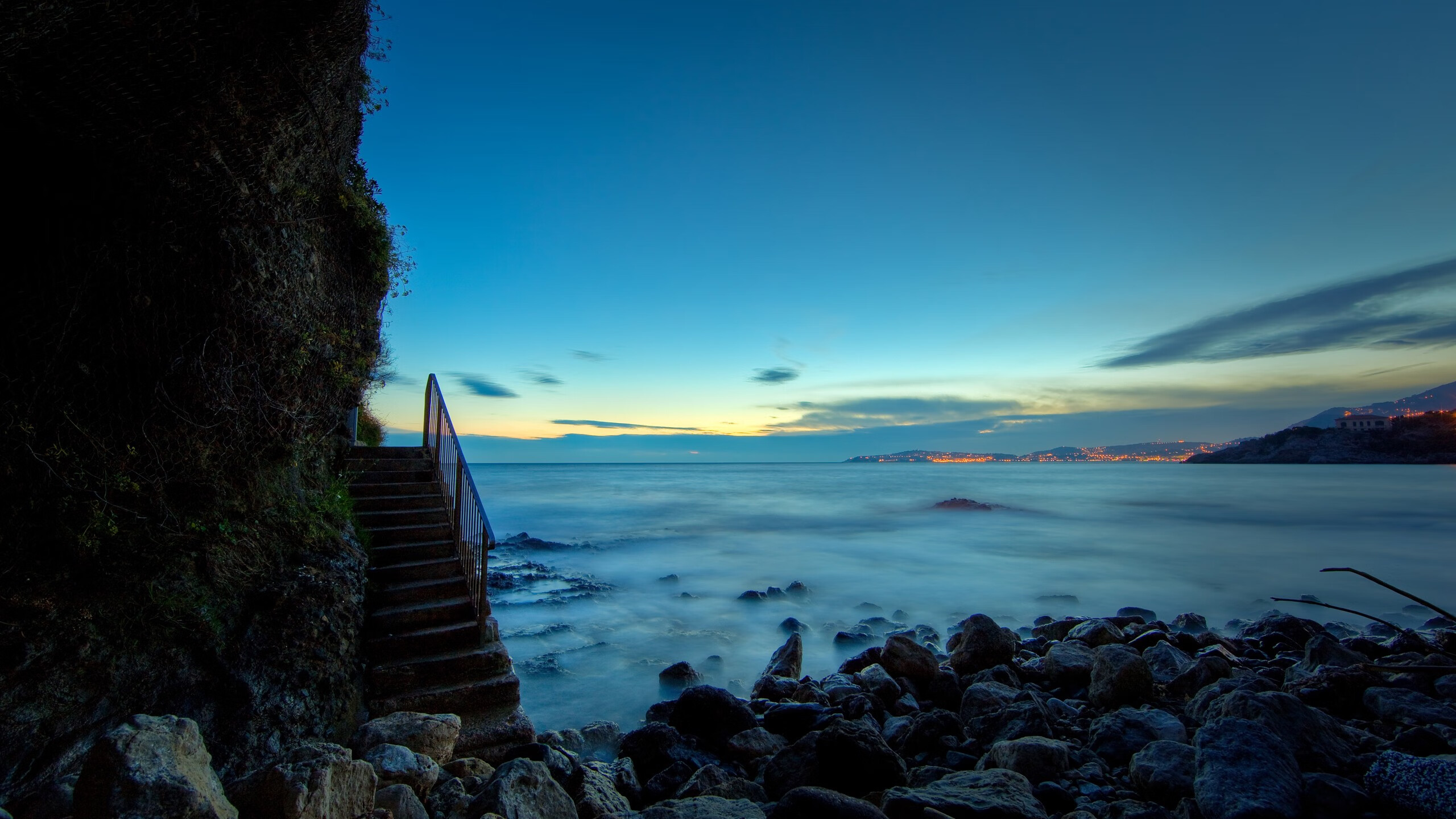 爱游戏app-战斗不息：球场上的角逐激烈异常，酣畅淋漓，战斗不息指什么现象