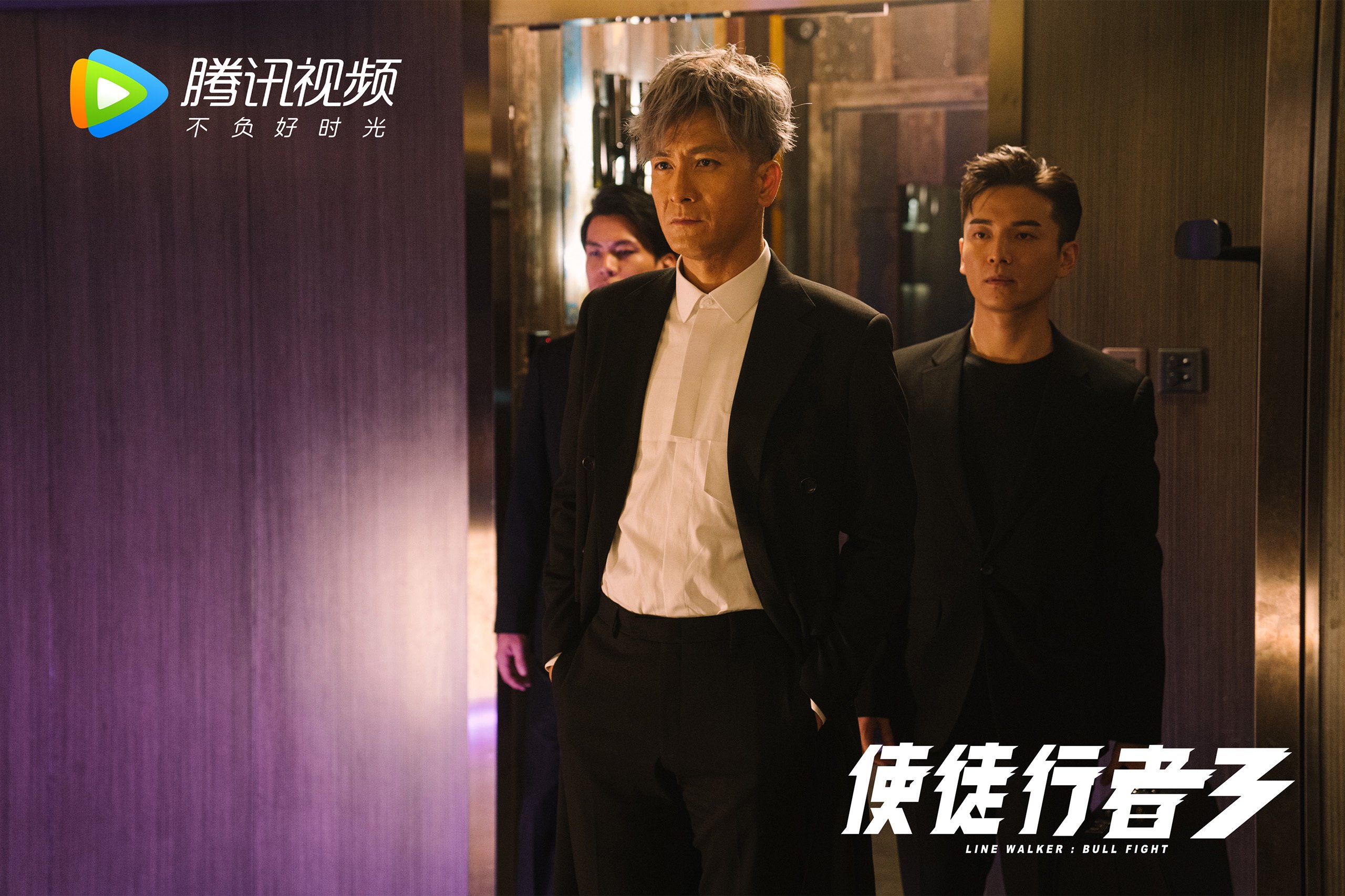 鱼鹰球迷聚集球场助威，为球队加油助力获胜，鱼鹰啥意思