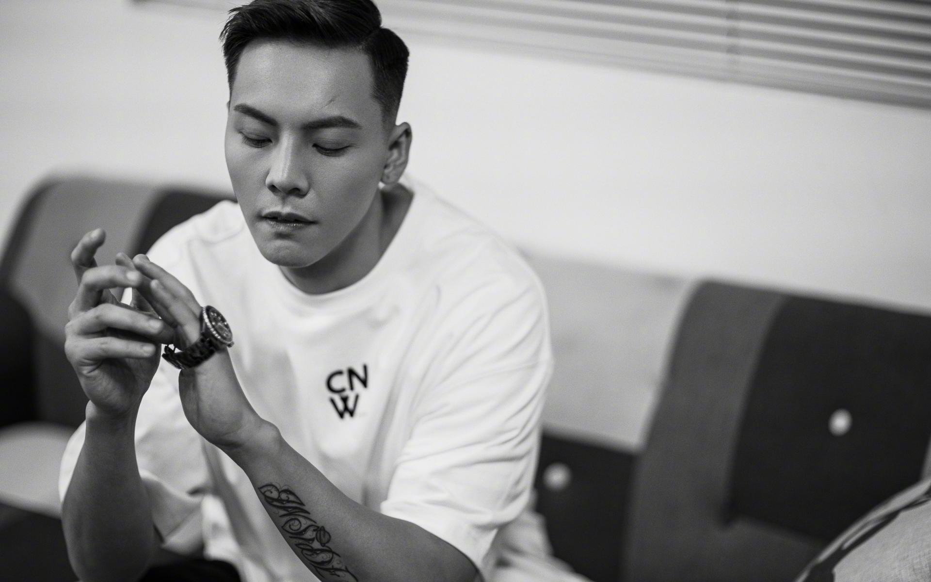 爱游戏体育官方网站-跳水赛场荷兰完成高难动作，荷兰女子跳高